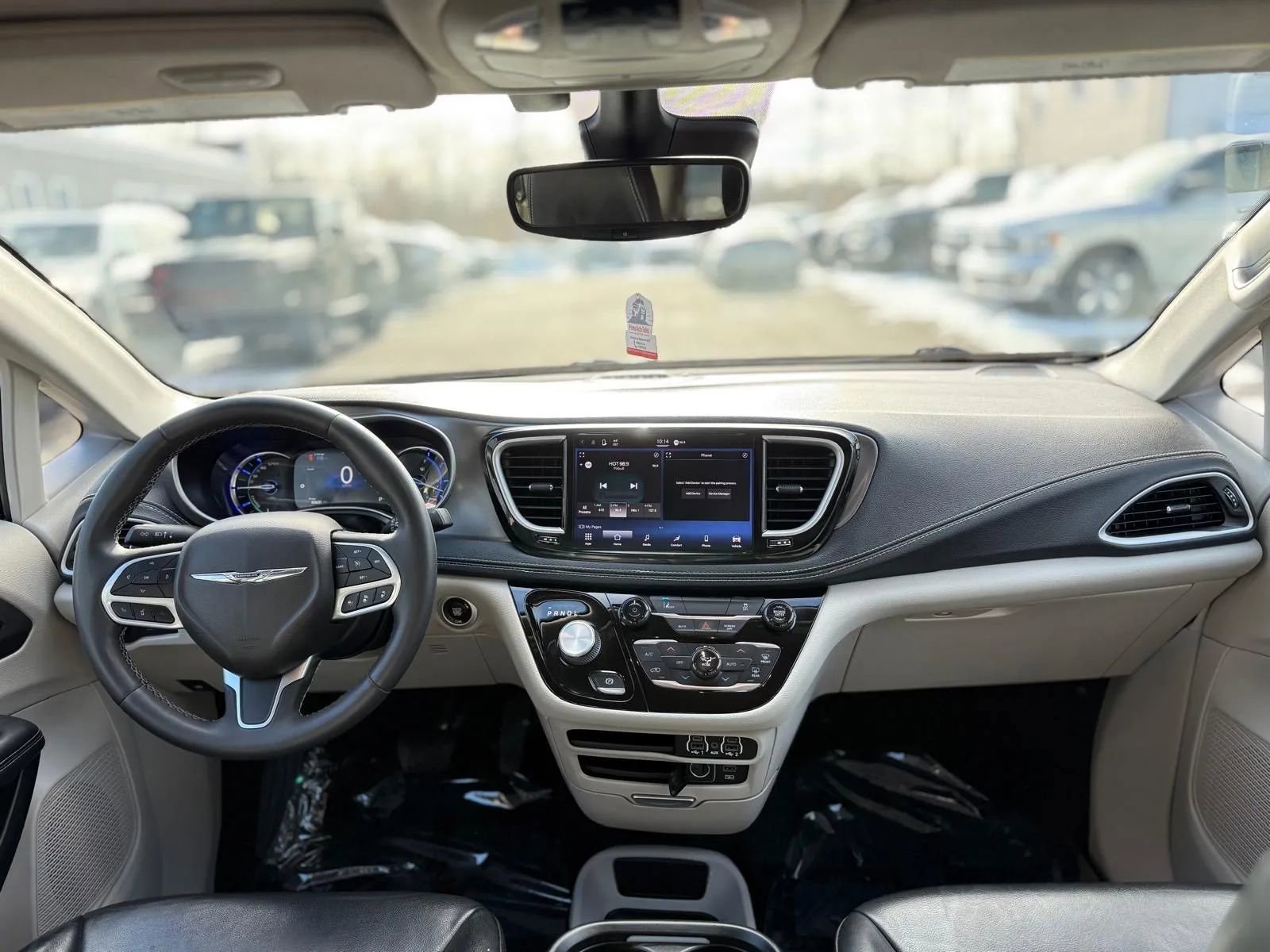 Used 2022 Chrysler Pacifica Touring-L image 14