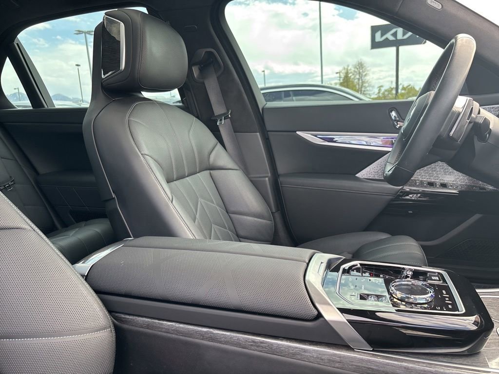 Used 2023 BMW 760i xDrive w/ Luxury Rear Seating Package image 8