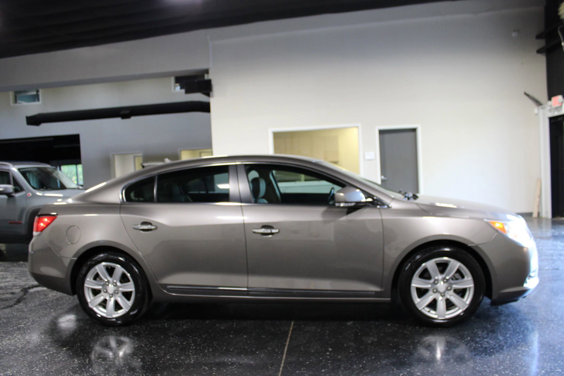 Used 2011 Buick LaCrosse CXL image 2