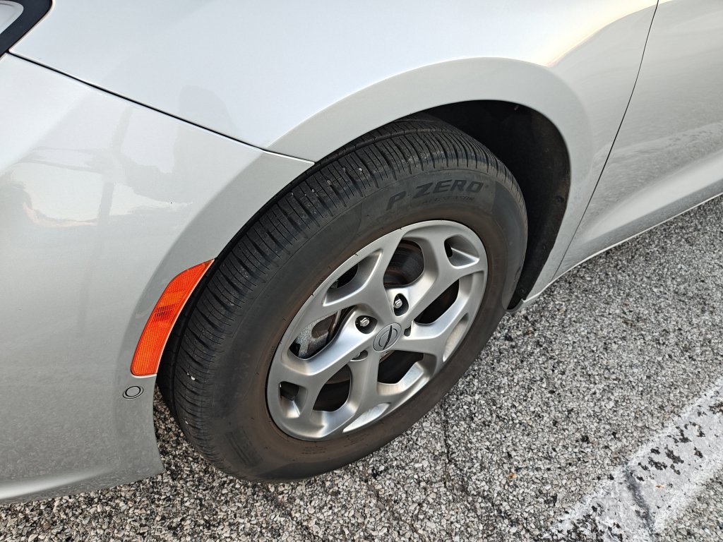 Used 2024 Chrysler Pacifica Limited FWD image 2