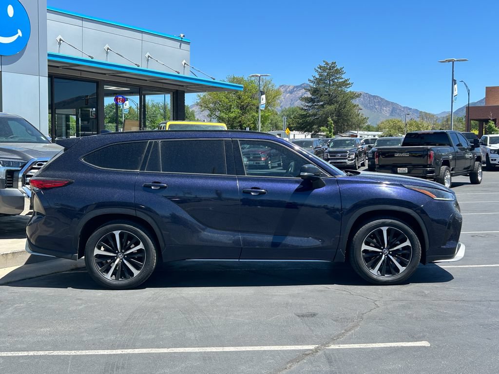 Used 2022 Toyota Highlander XSE AWD/4WD image 2