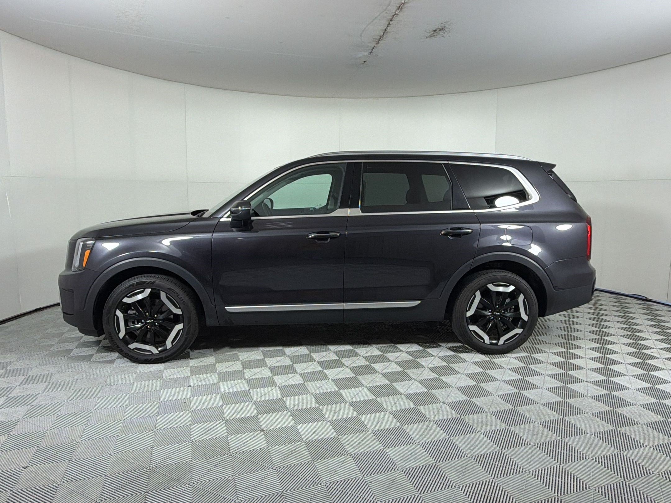 Used 2025 Kia Telluride S FWD image 2