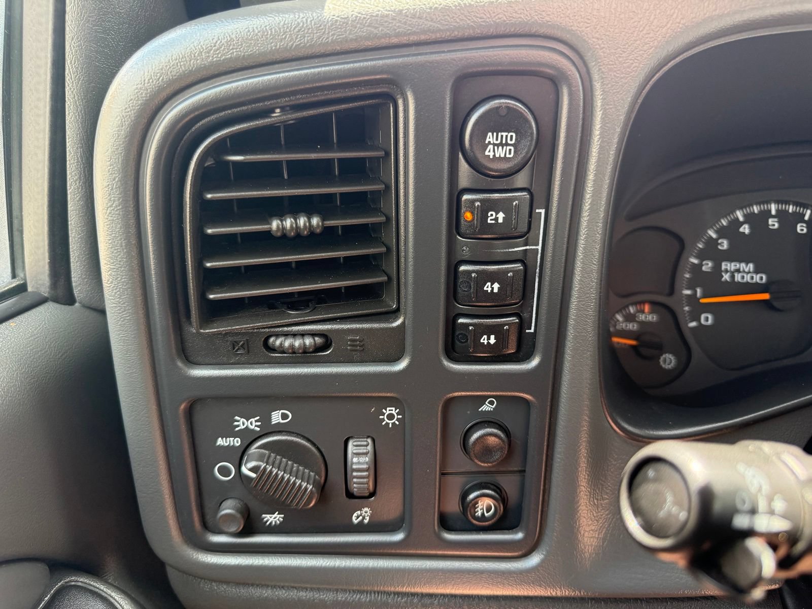 Used 2004 Chevrolet Avalanche 2500 w/ Preferred Equipment Group AWD/4WD image 19