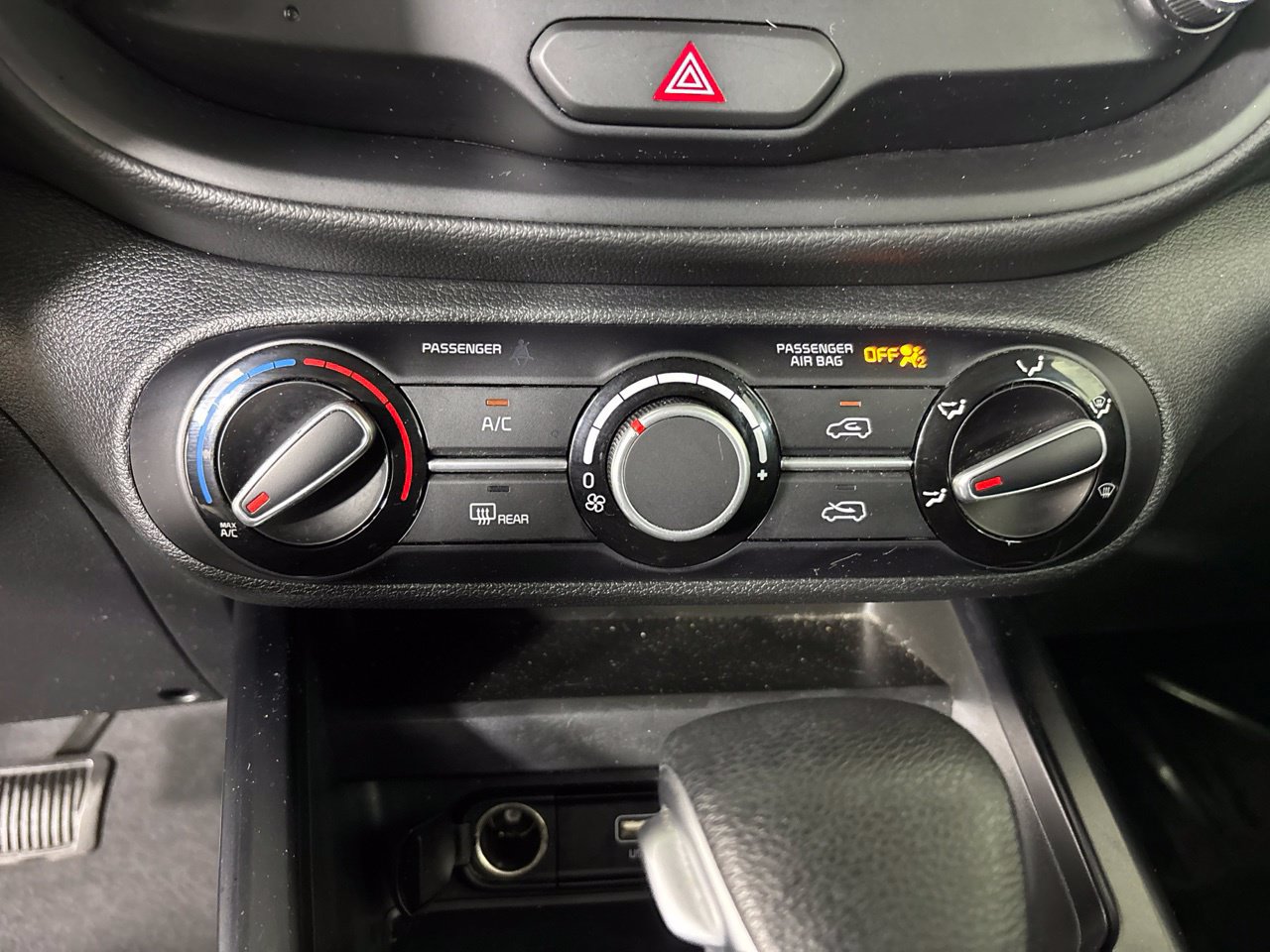 Used 2025 Kia Soul LX w/ LX Technology Package FWD image 19