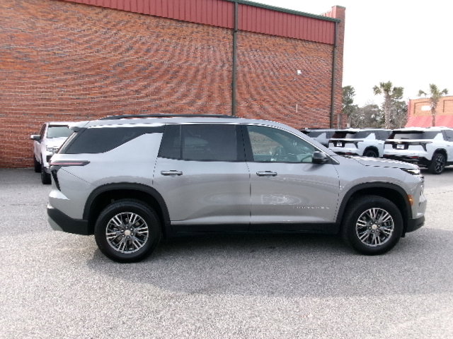 Used 2025 Chevrolet Traverse LT image 2