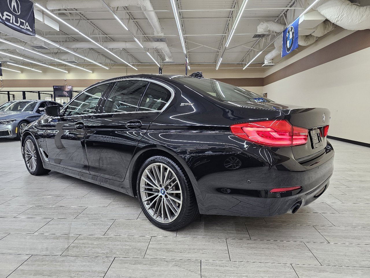 Used 2019 BMW 530e w/ Premium Package image 9