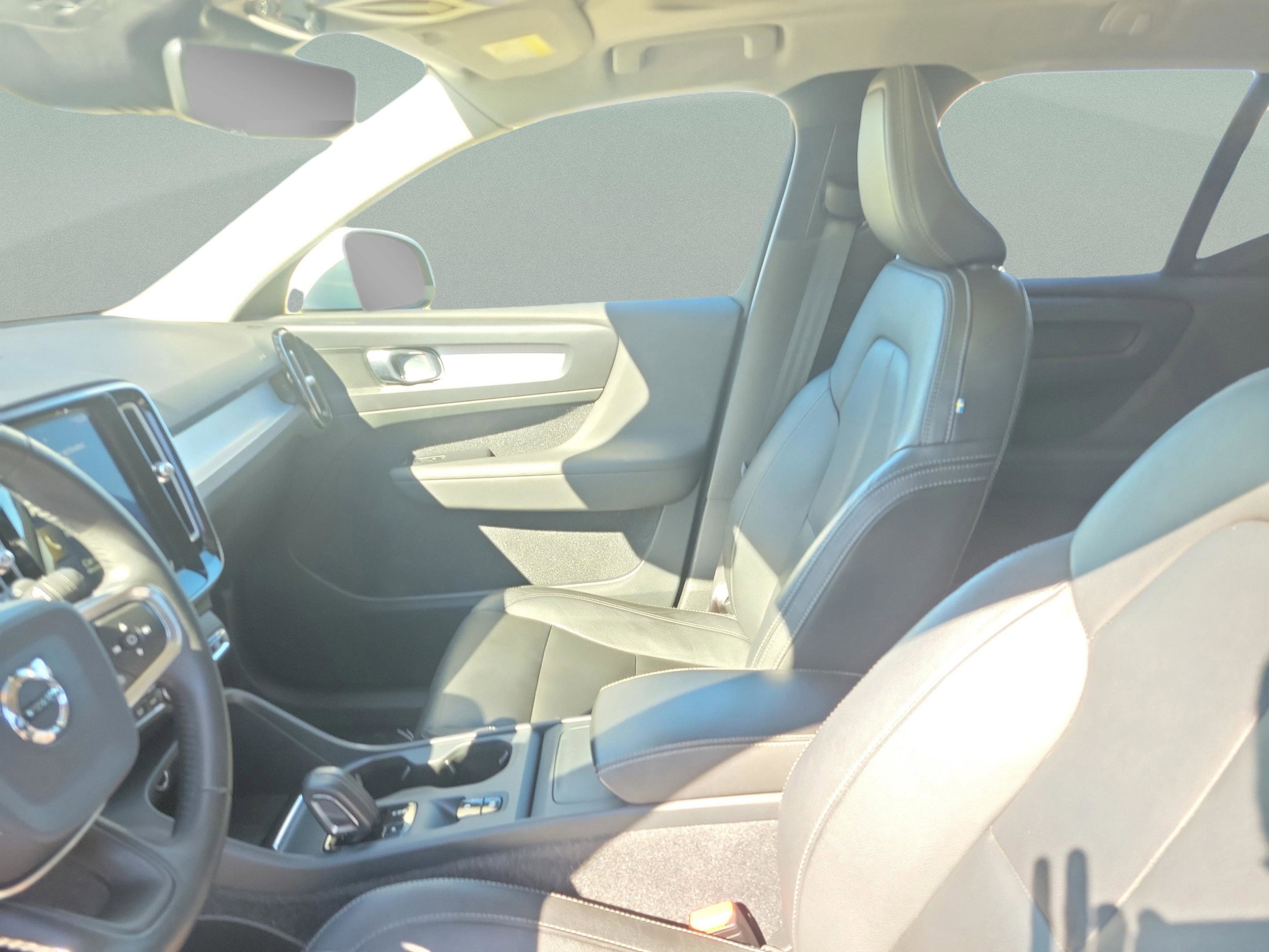 Used 2020 Volvo XC40 T5 Momentum w/ Protection Package Premier image 13