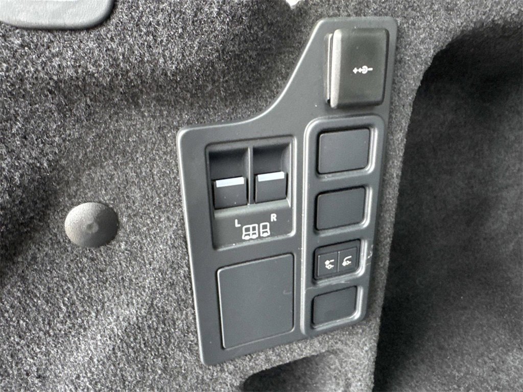 Used 2025 Land Rover Discovery Dynamic SE image 7