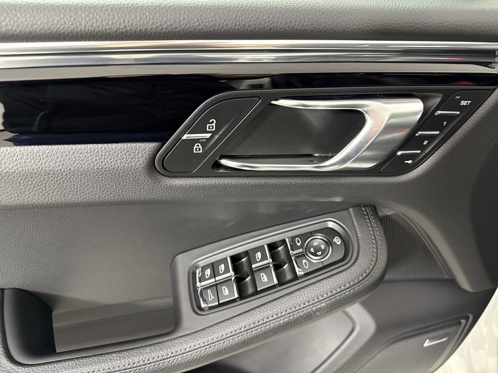 Certified 2025 Porsche Macan image 34
