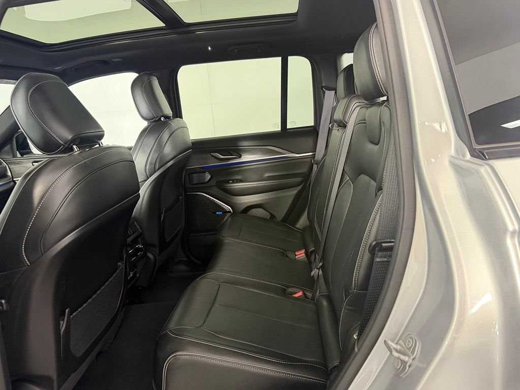 Certified 2023 Jeep Grand Cherokee Overland AWD/4WD image 18