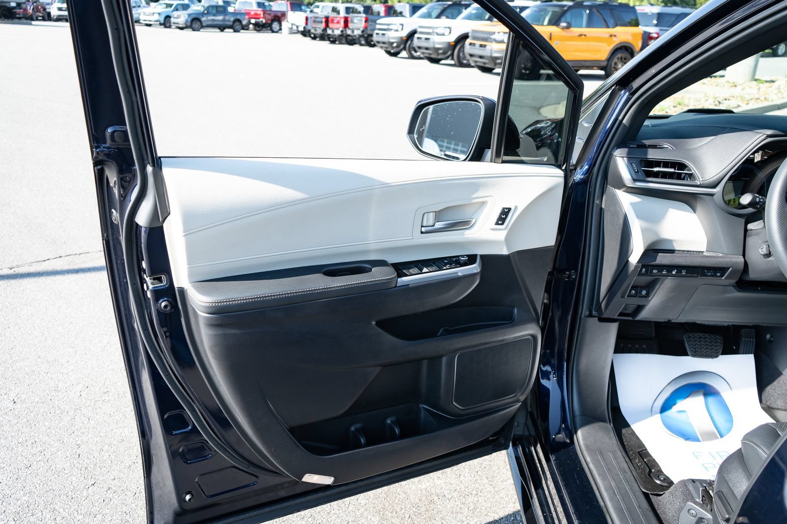 Used 2025 Toyota Sienna Platinum AWD/4WD image 17