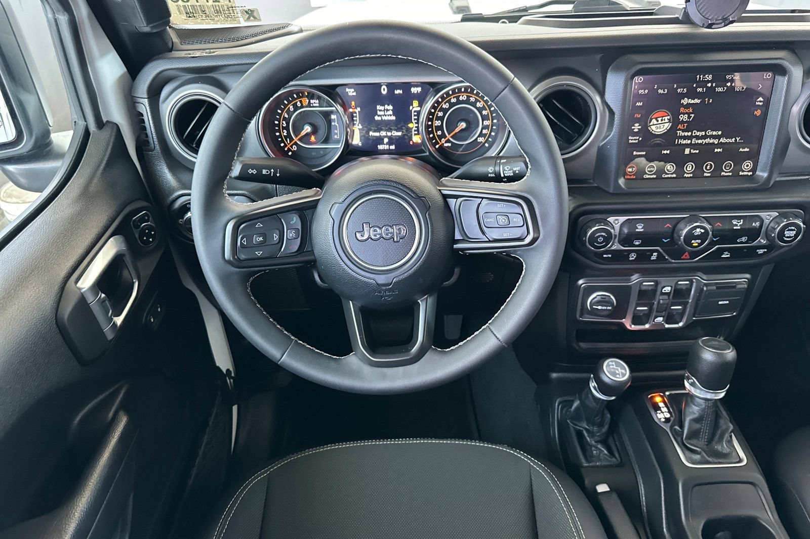 Used 2023 Jeep Gladiator Sport AWD/4WD image 17