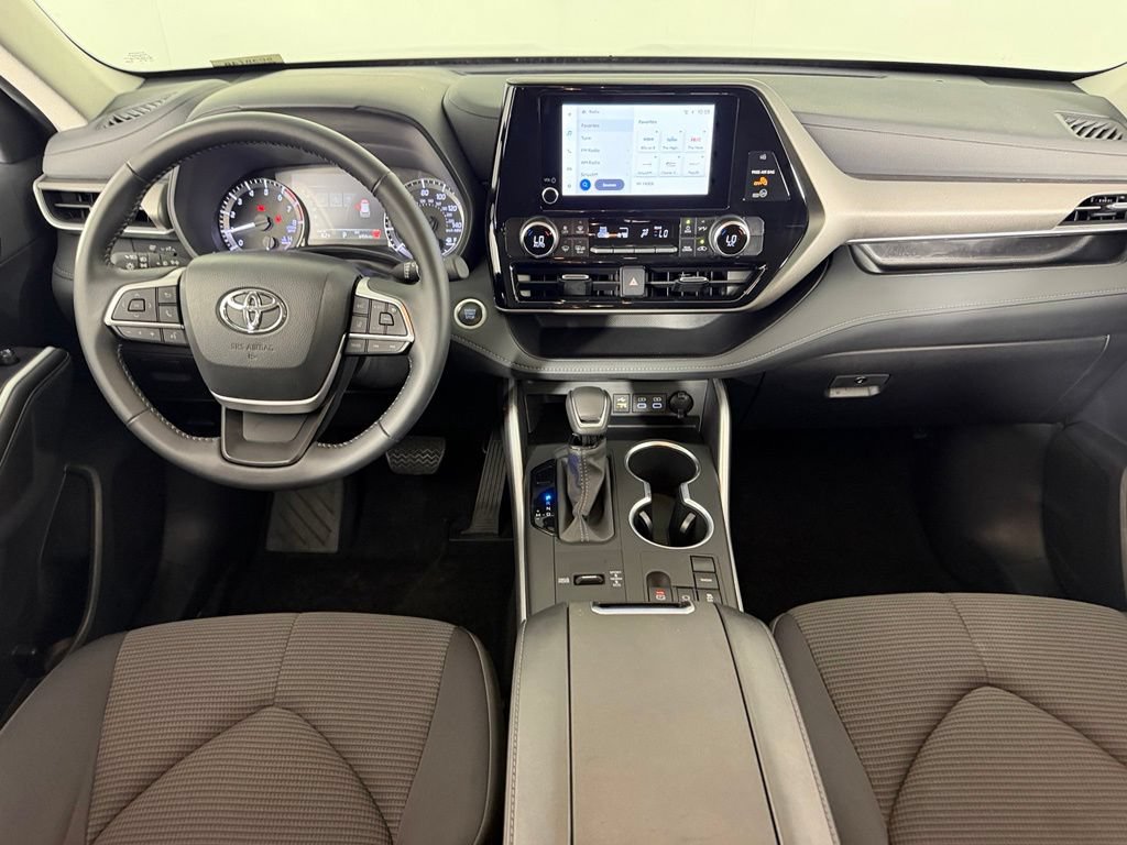 Used 2025 Toyota Highlander LE FWD image 12