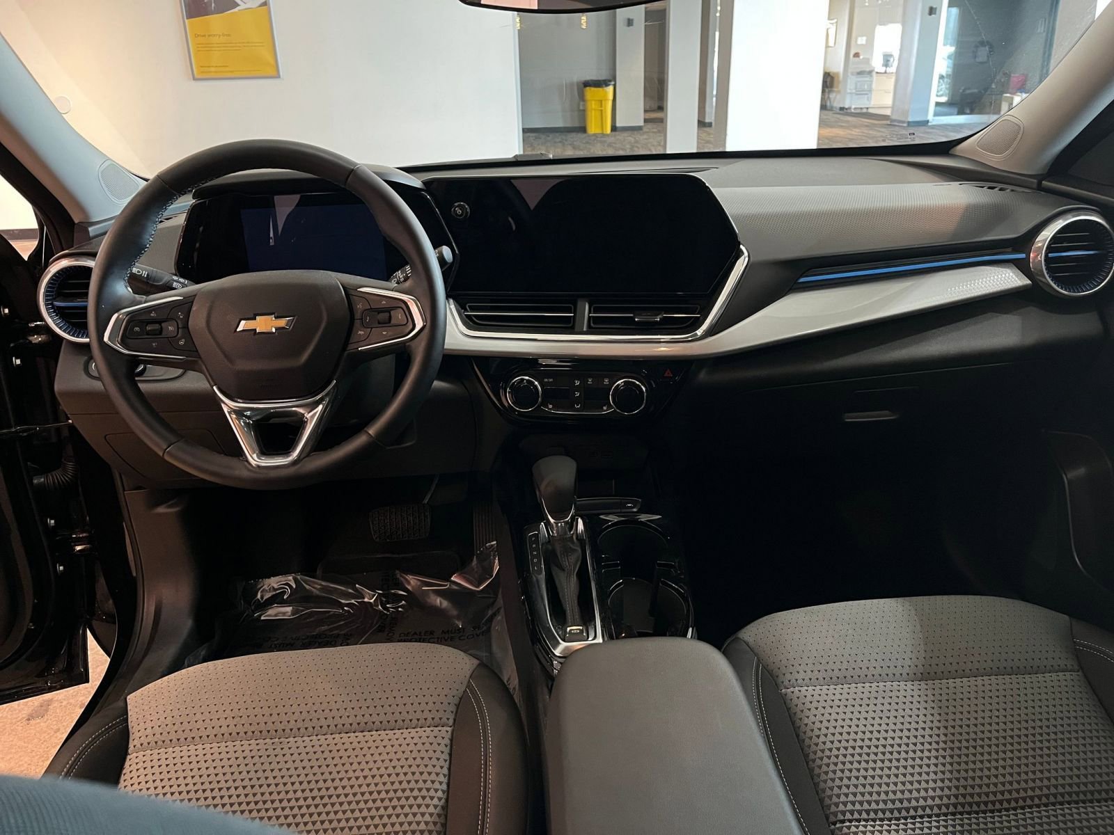 Used 2025 Chevrolet Trax LT w/ LT Convenience Package image 32