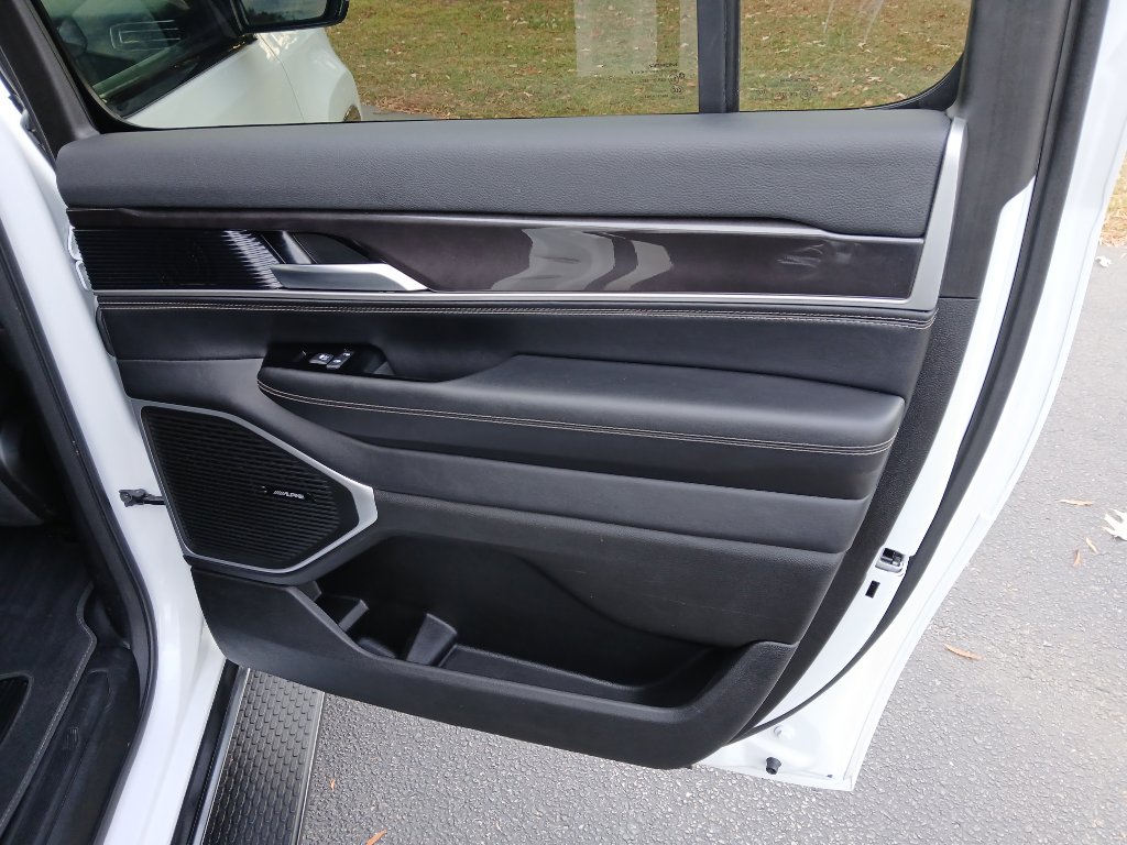 Used 2024 Jeep Wagoneer L Base image 33