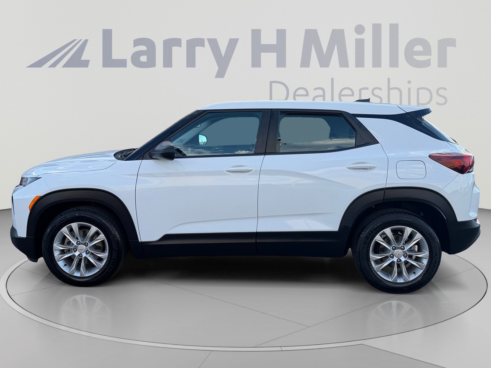 Used 2023 Chevrolet TrailBlazer LS FWD image 2