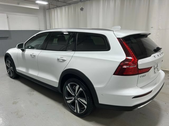 Certified 2025 Volvo V60 B5 Cross Country Plus AWD/4WD image 2