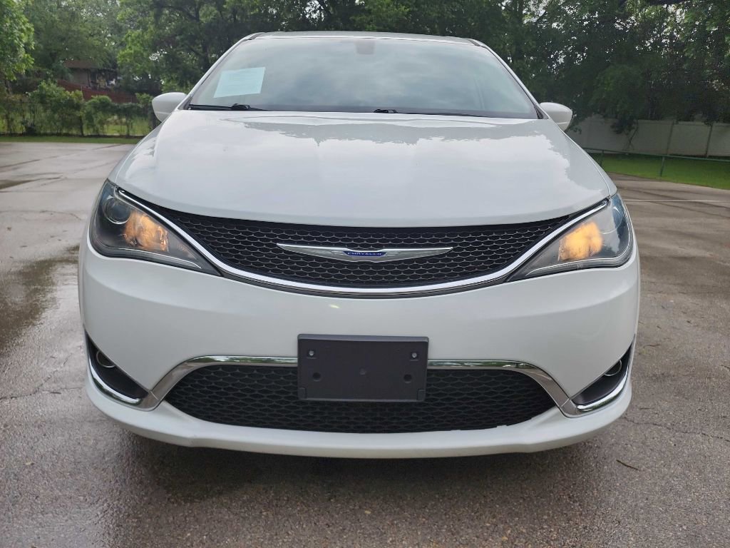 Used 2019 Chrysler Pacifica Touring Plus w/ Tire & Wheel Group image 4