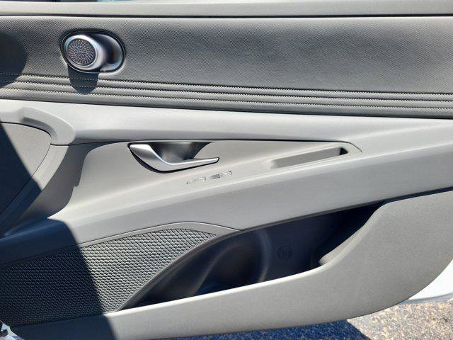 New 2025 Hyundai Elantra SEL FWD image 16