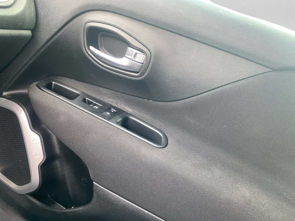 Used 2021 Jeep Renegade Latitude FWD image 19