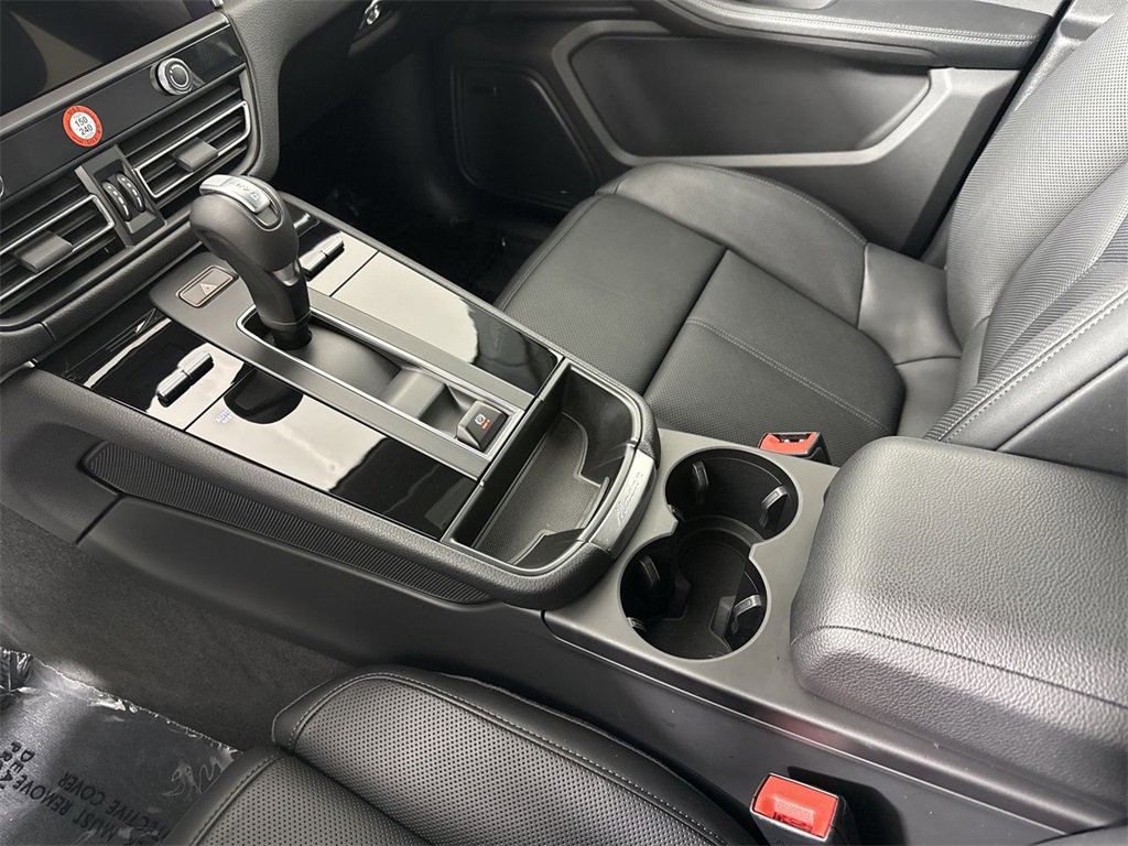 Used 2025 Porsche Macan image 32