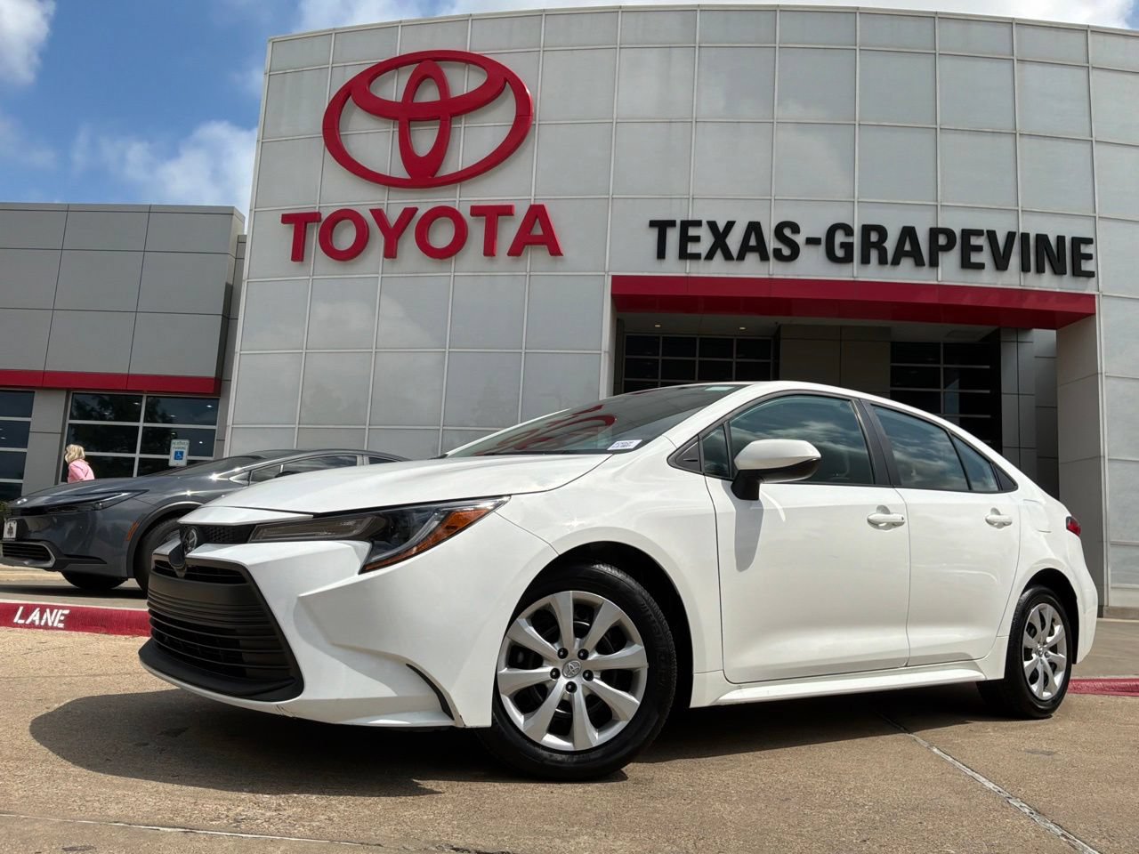 Used 2025 Toyota Corolla LE FWD image 2