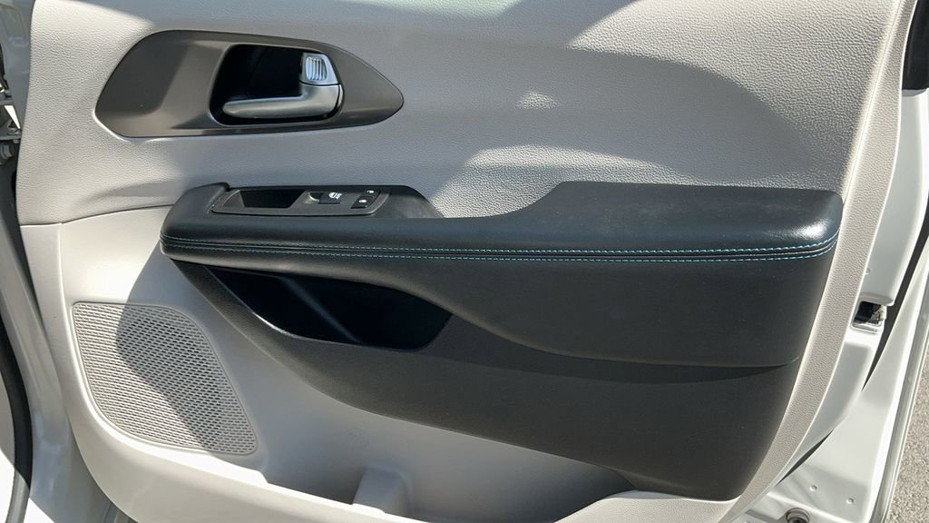 Used 2021 Chrysler Pacifica Touring-L w/ Uconnect Theater Family Group image 19