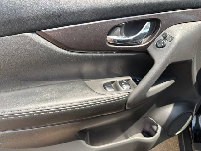 Used 2019 Nissan Rogue SV AWD/4WD image 13