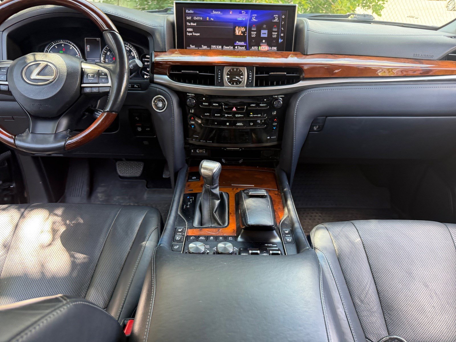 Used 2020 Lexus LX 570 4WD w/ Luxury Package image 19