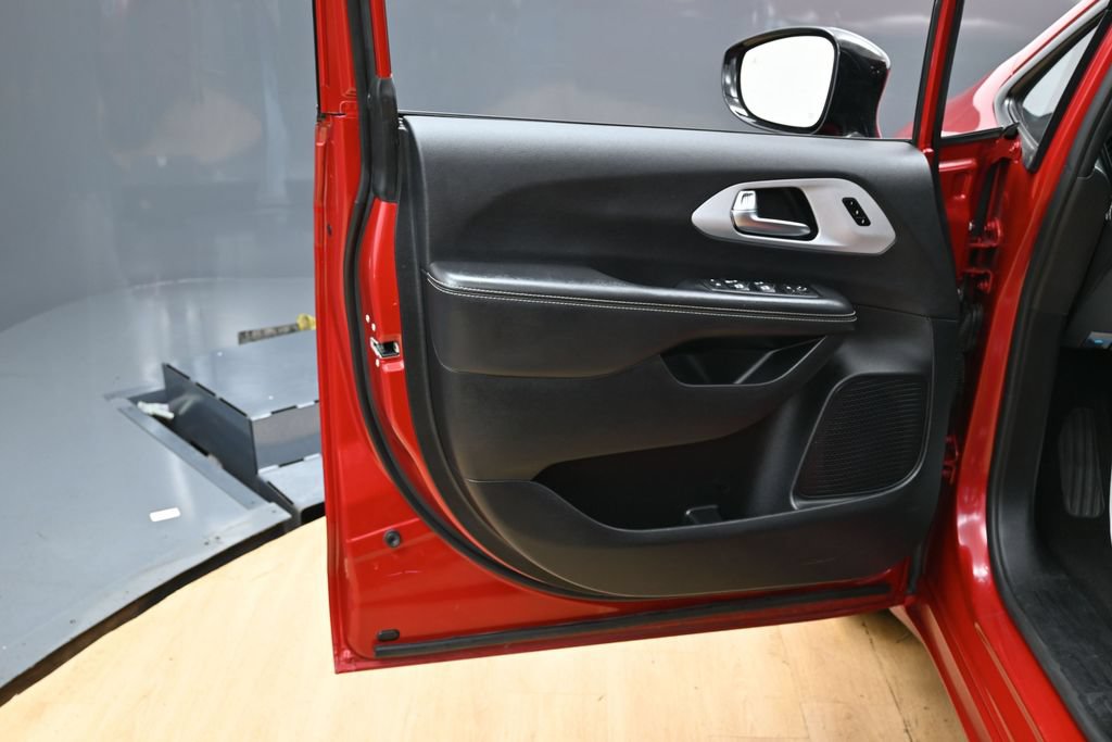 Used 2025 Chrysler Pacifica Limited FWD image 39