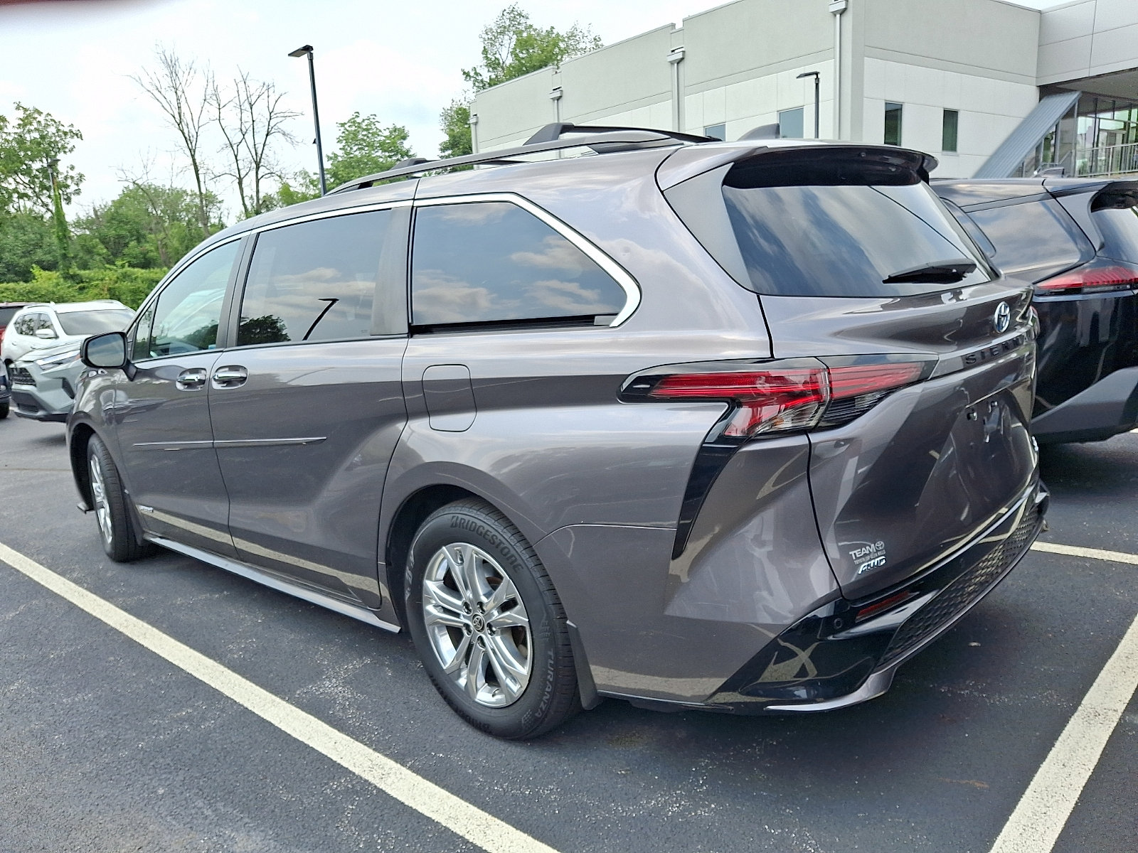 Certified 2021 Toyota Sienna XSE w/ XSE Plus Package AWD/4WD image 3