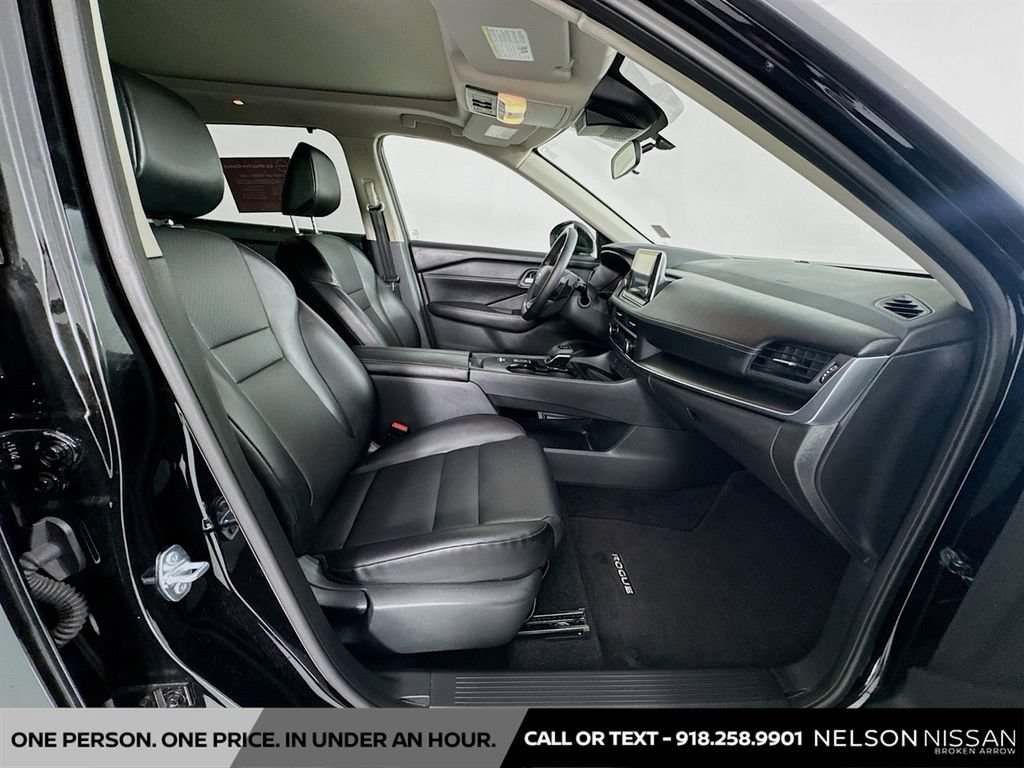 Certified 2025 Nissan Rogue SV w/ SV Premium Package FWD image 27