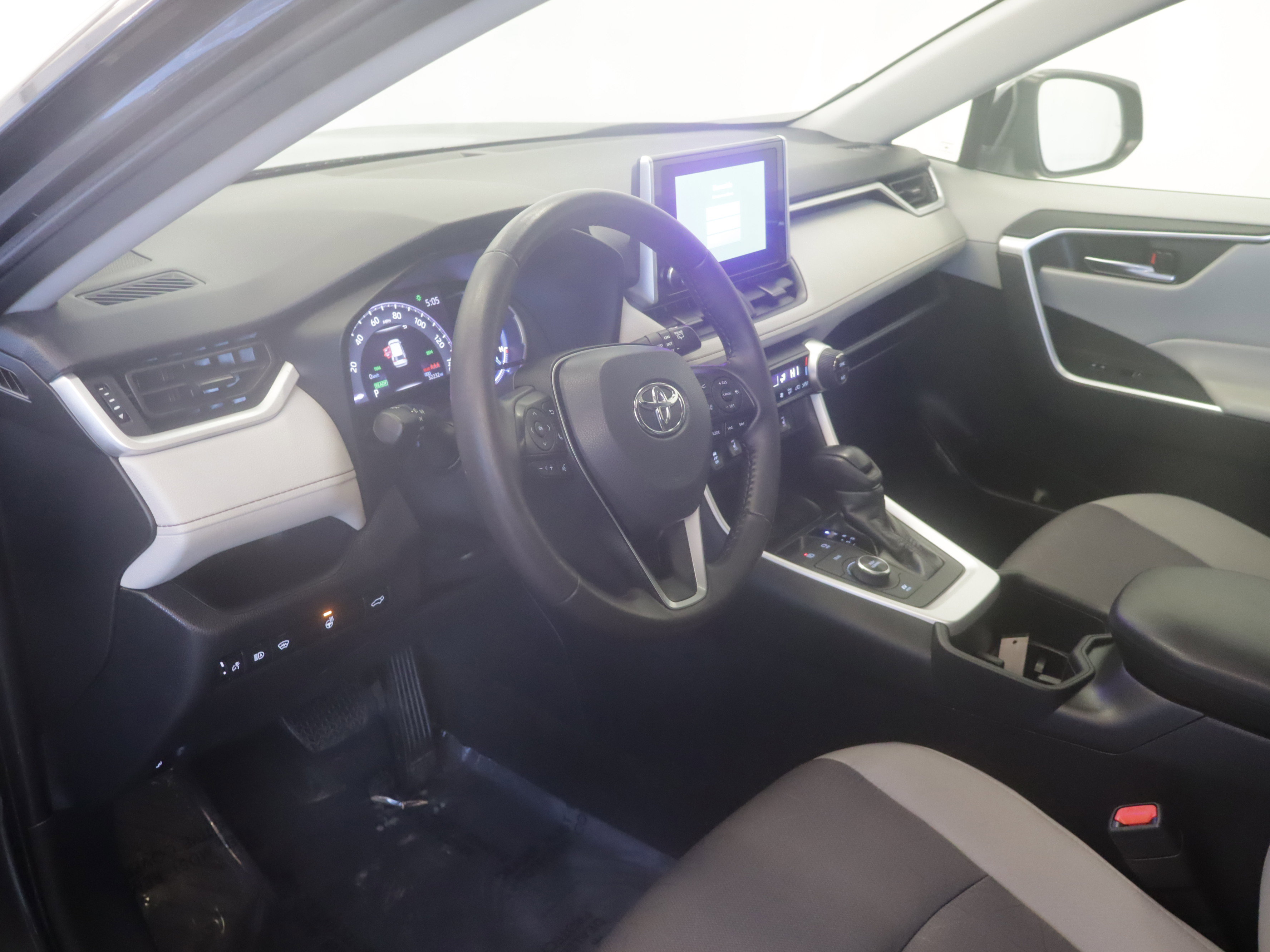 Certified 2024 Toyota RAV4 XLE w/ Convenience Package image 30