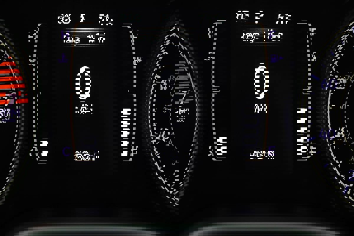 Used 2018 Jeep Cherokee Latitude Plus w/ Cold Weather Group FWD image 34