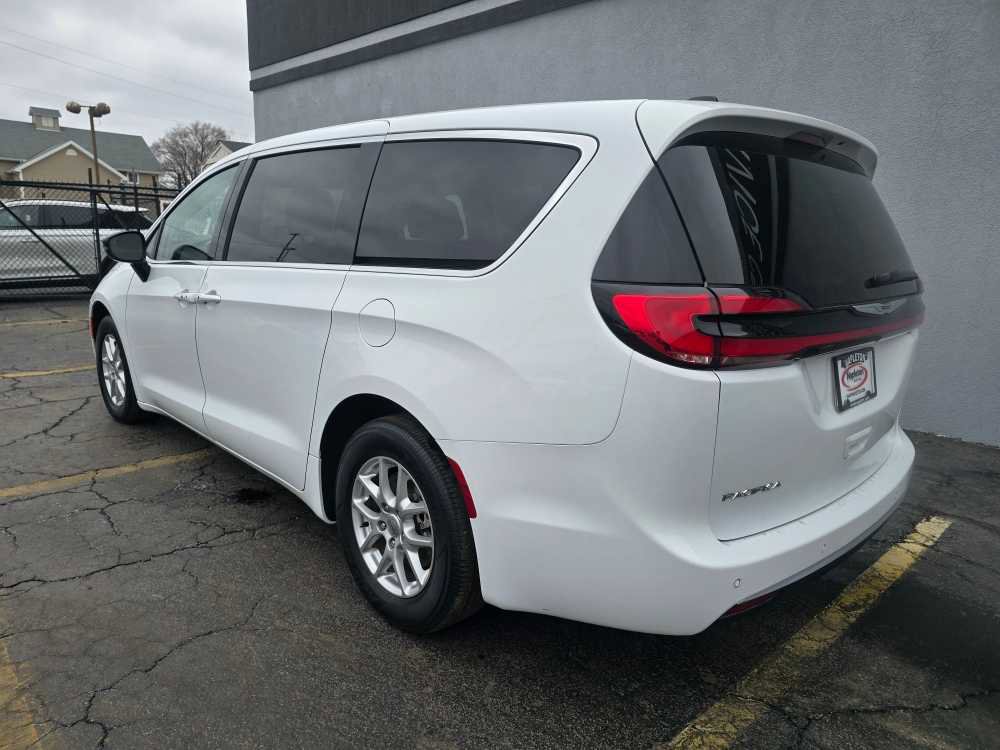Used 2024 Chrysler Pacifica Touring-L image 7
