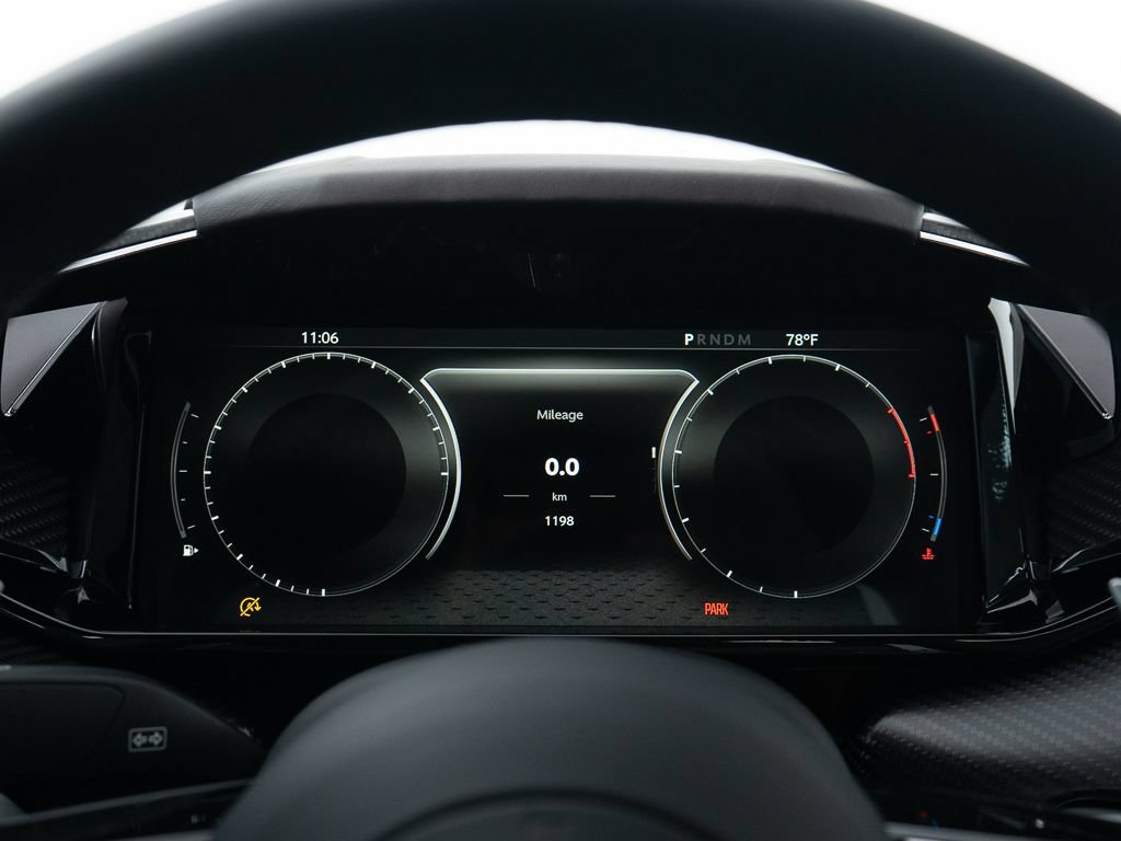 Used 2025 Aston Martin Vanquish RWD image 25