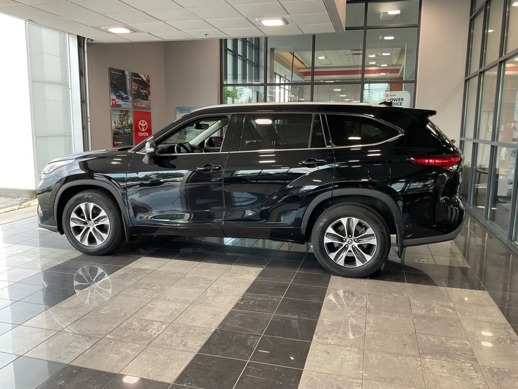 Used 2022 Toyota Highlander XLE AWD/4WD image 4