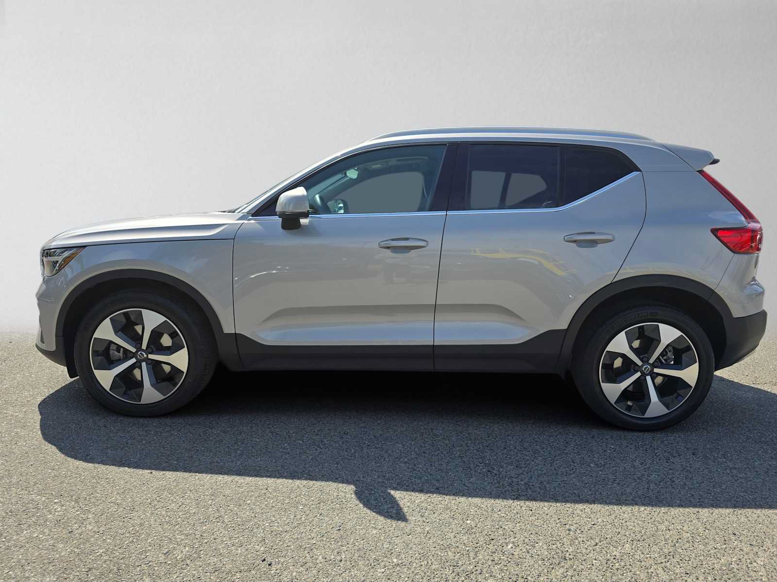 Certified 2024 Volvo XC40 B5 Core w/ Climate Package AWD/4WD image 8
