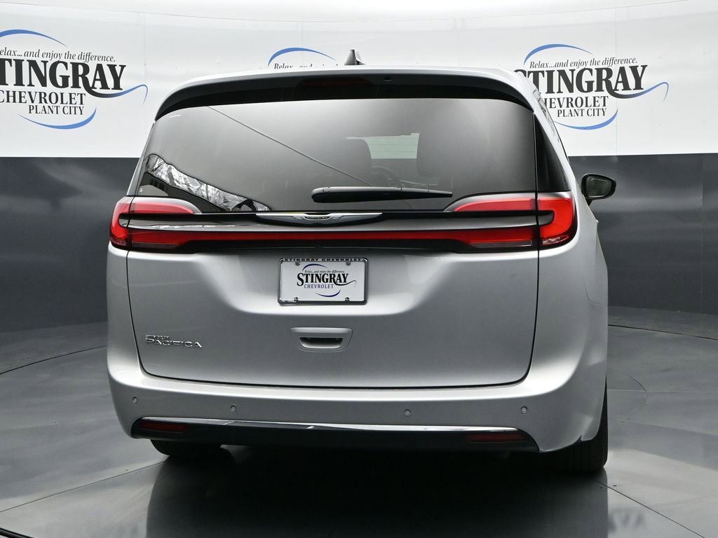 Used 2024 Chrysler Pacifica Touring-L image 6