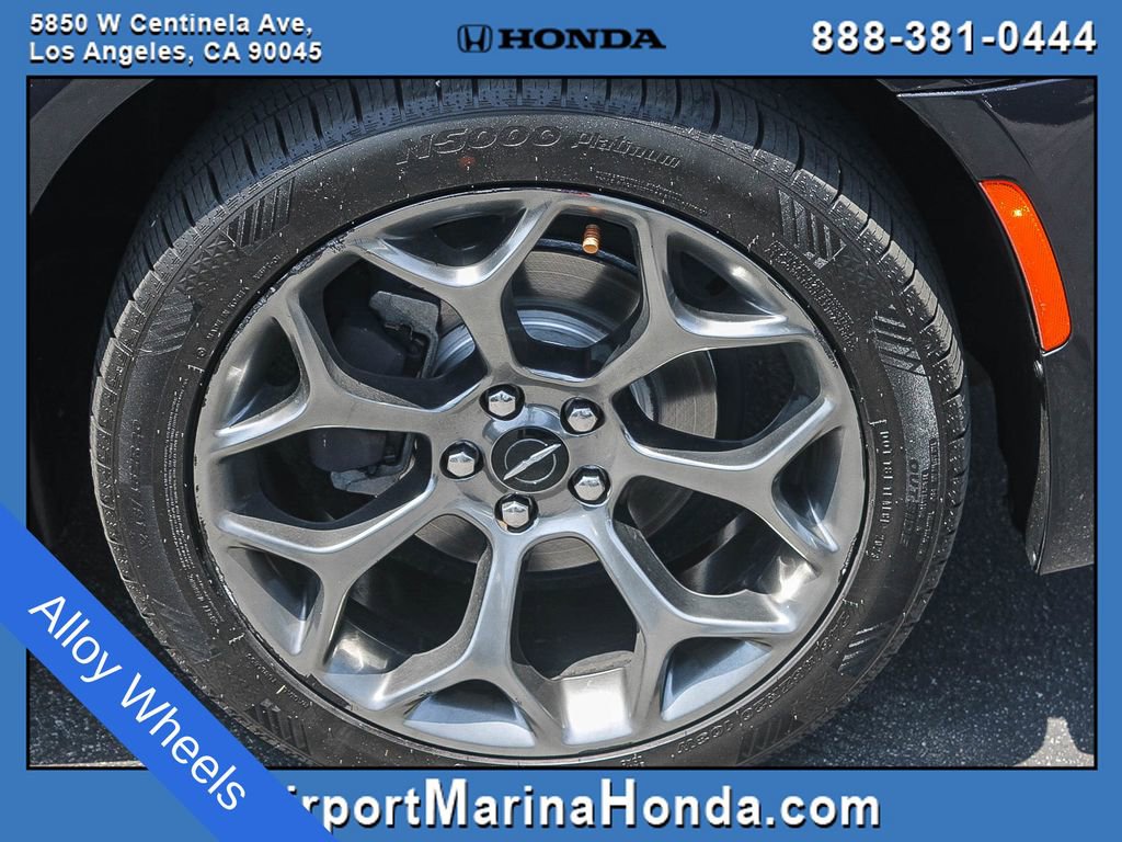 Used 2018 Chrysler 300 S RWD image 16