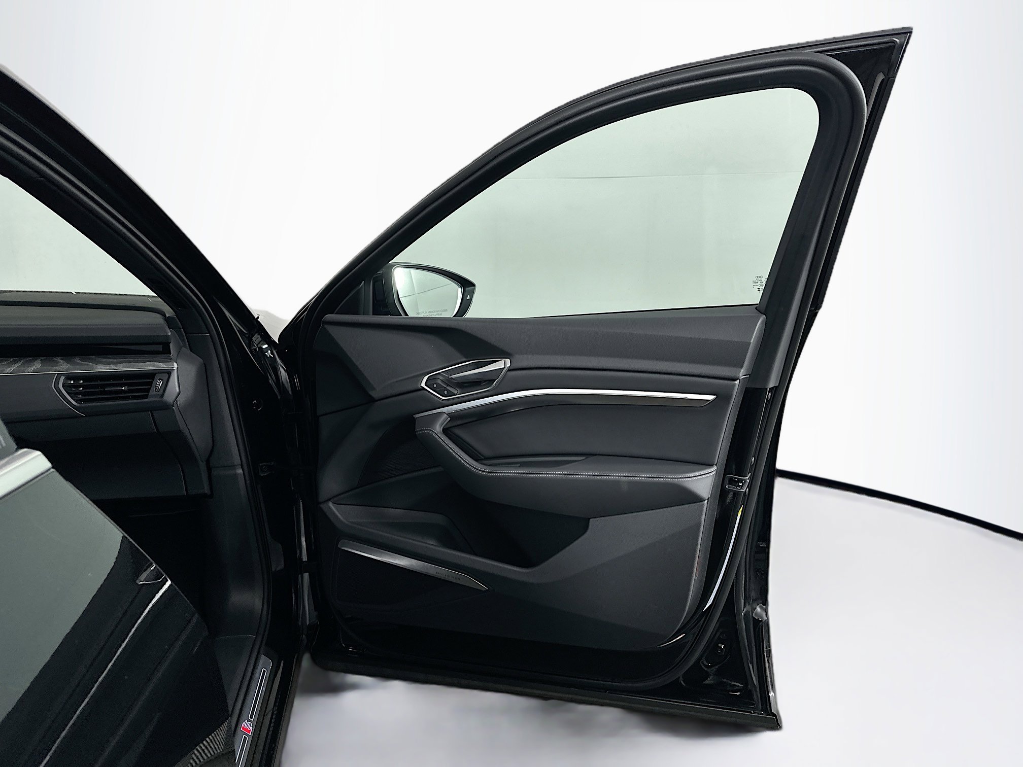 Used 2024 Audi Q8 e-tron Premium Plus w/ Premium Plus Package image 34