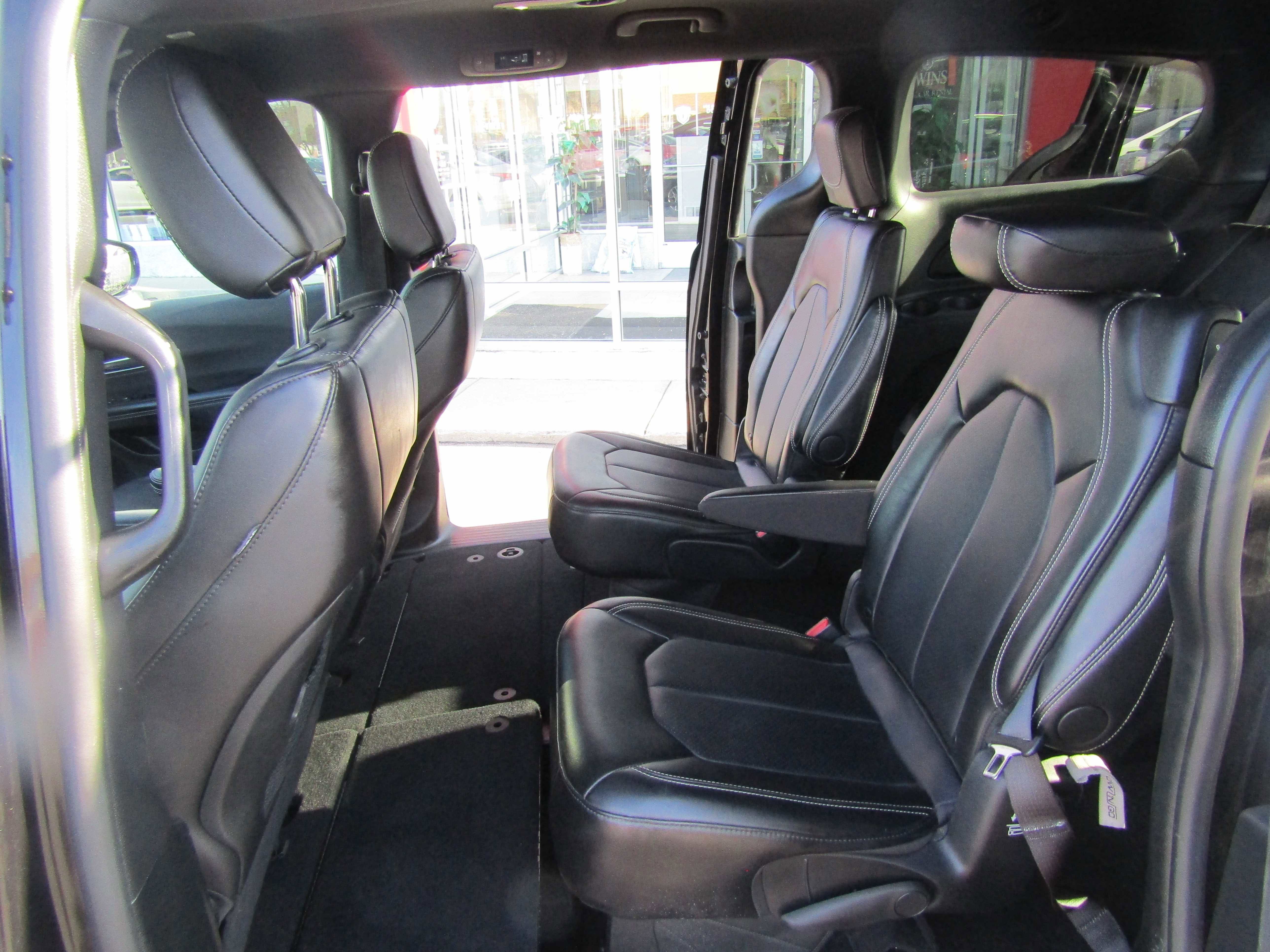 Used 2025 Chrysler Pacifica Select image 11