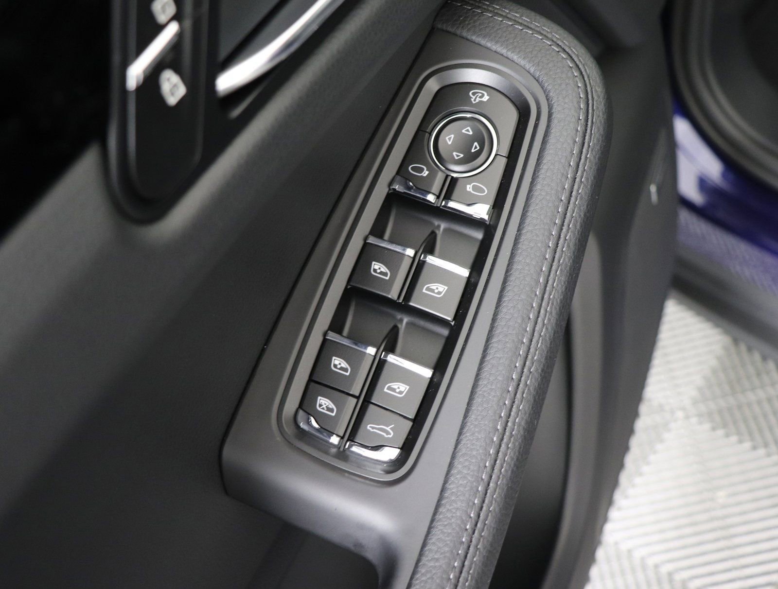 Certified 2025 Porsche Macan image 30