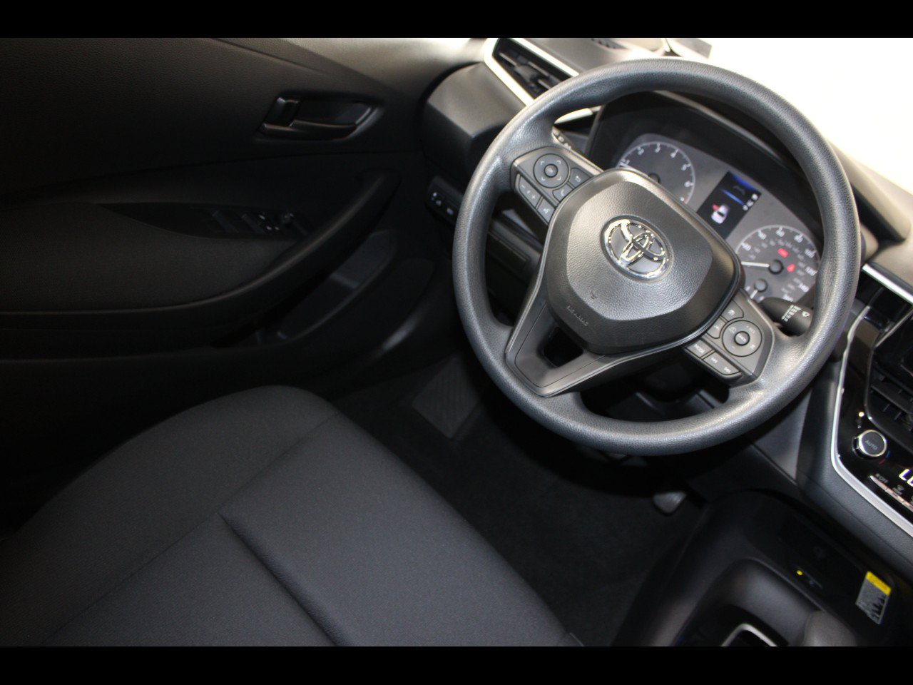 Used 2025 Toyota Corolla LE w/ LE Premium Package FWD image 17