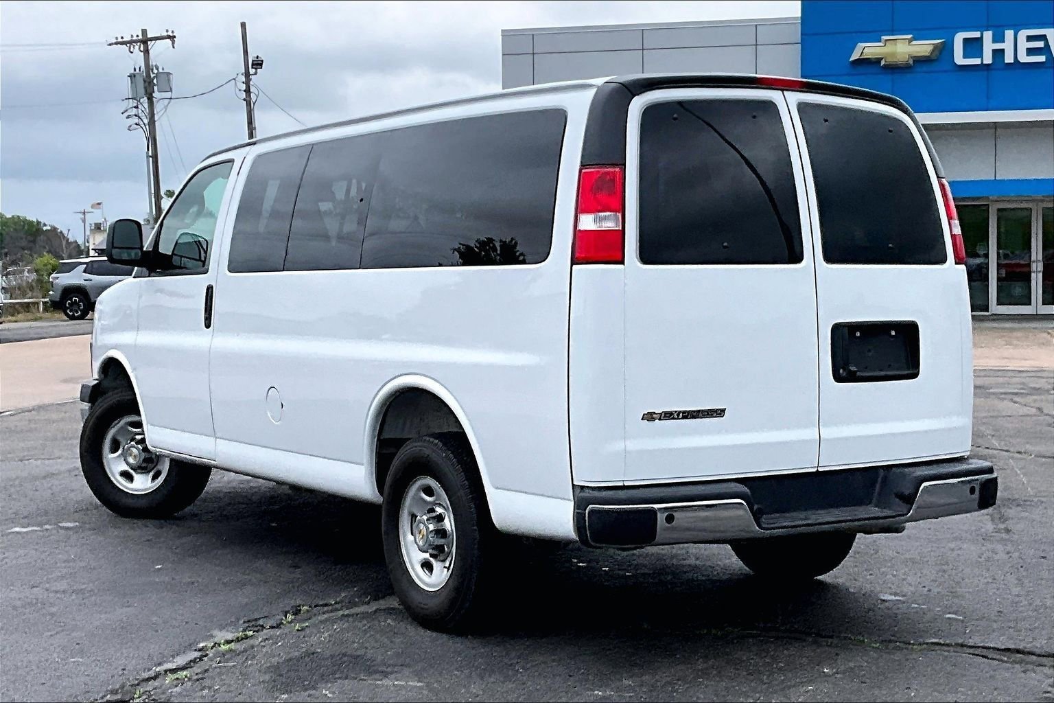 Used 2025 Chevrolet Express 2500 LT w/ LT Preferred Equipment Group RWD image 12