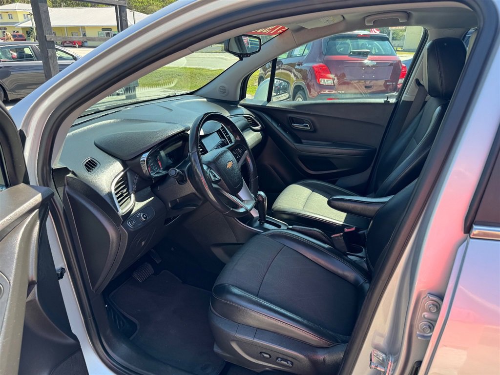 Used 2020 Chevrolet Trax LT w/ LT Convenience Package image 9