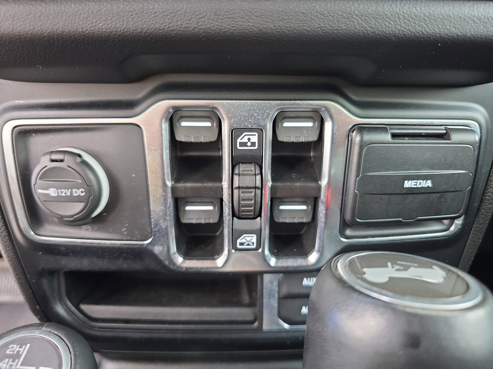 Used 2024 Jeep Wrangler Unlimited Sahara w/ Technology Group AWD/4WD image 16