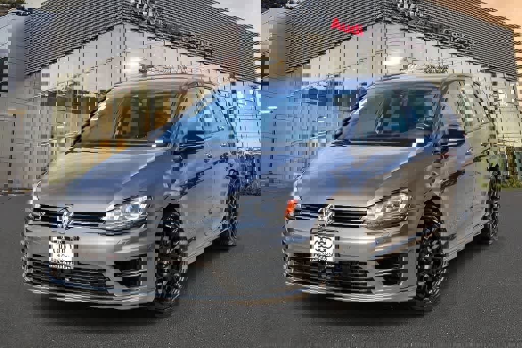 Used 2017 Volkswagen Golf R 4-Door image 1