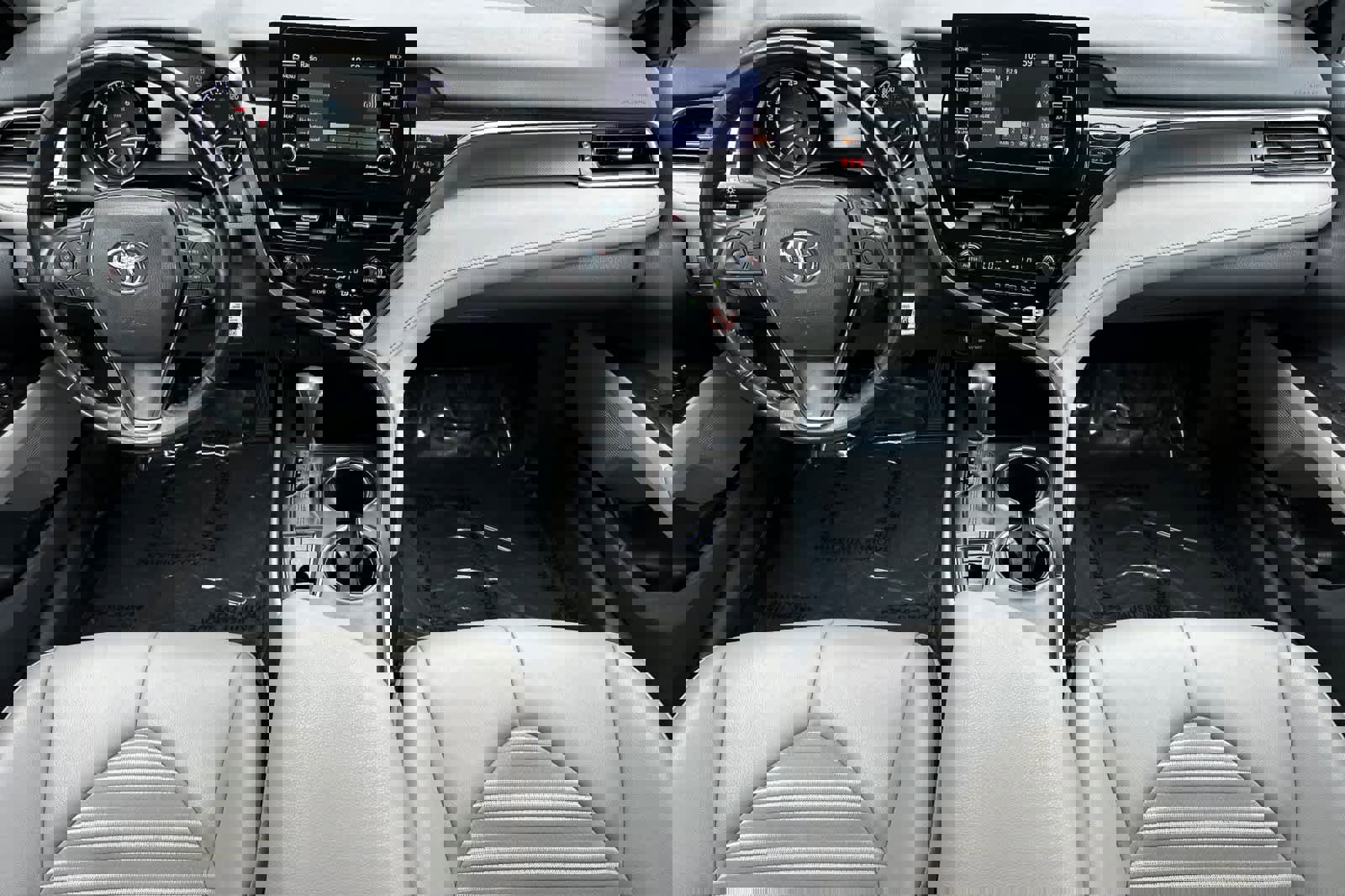 Used 2023 Toyota Camry SE image 3