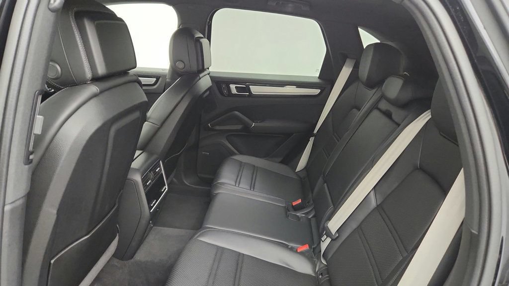 Used 2022 Porsche Cayenne Platinum Edition w/ Premium Package Plus AWD/4WD image 22